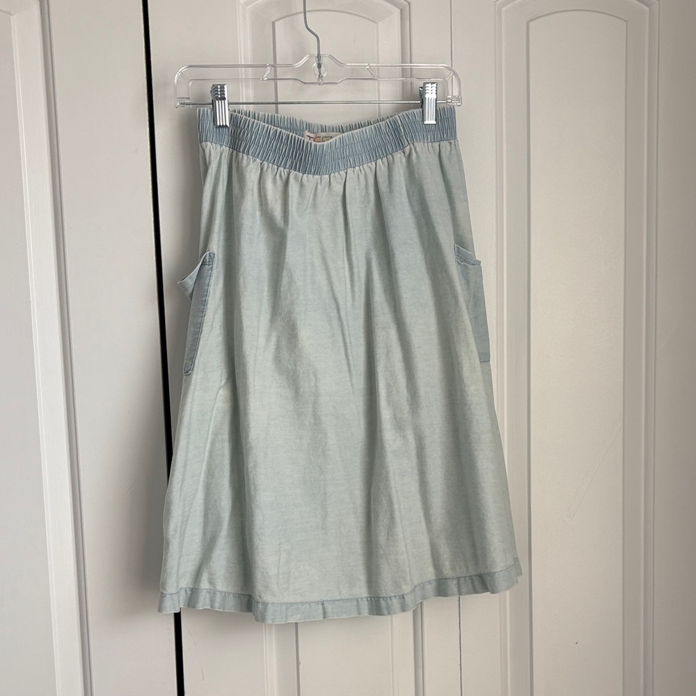 Knee length denim skirt with side pockets
